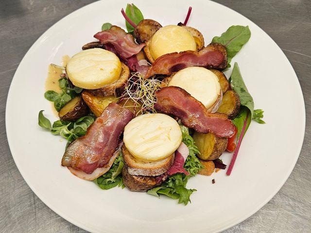 Le Charleston Grande salade de chèvres chauds
