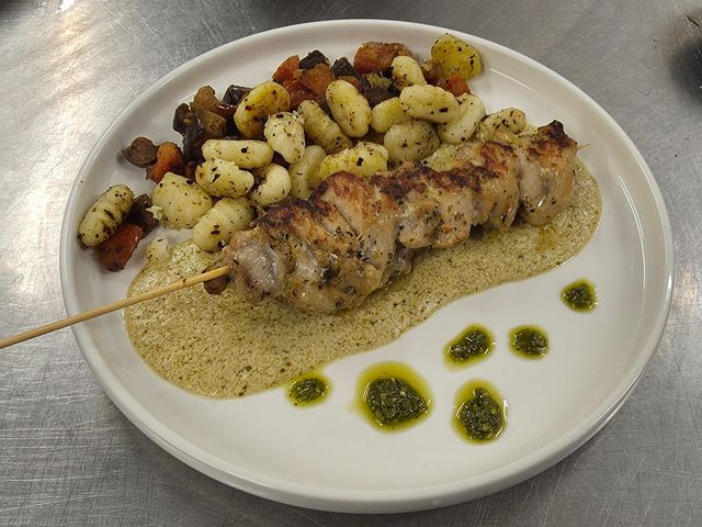 Le Charleston La brochette de poulet à l'italienne, gnocchi et ratatouille