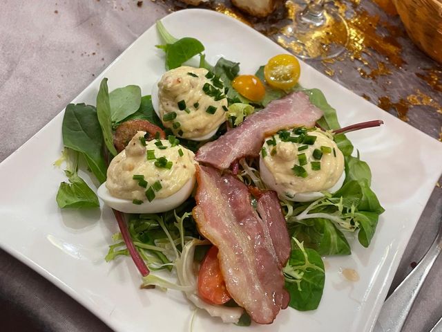 Le Charleston Oeuf mimosa et lard grillé