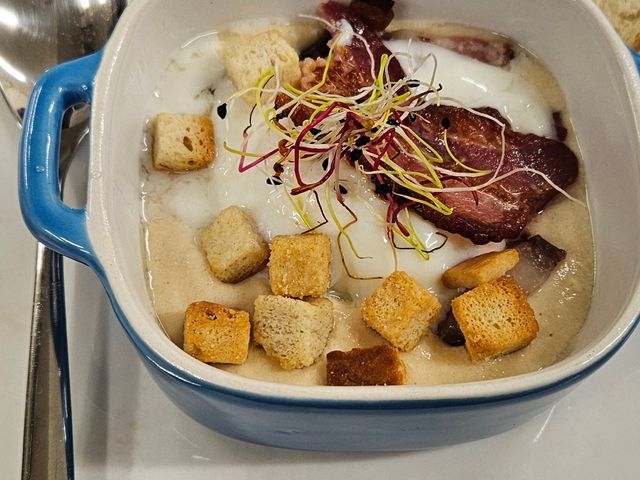 Le Charleston Oeuf parfait au chèvre et lard